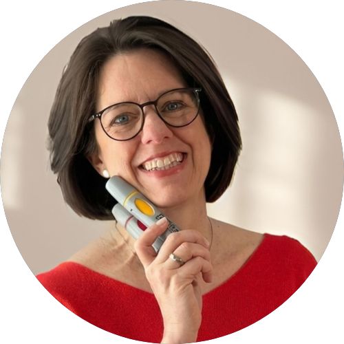 Sandra Reithmayr, Trainerin für visuelle Kommunikation, lächelnd mit Flipchart-Marker in der Hand