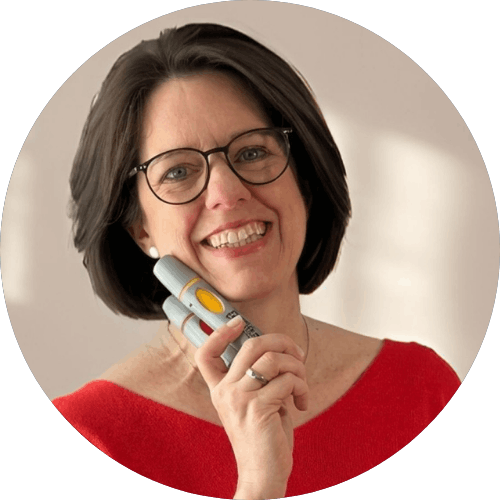 Sandra Reithmayr – Führen mit dem Stift Sandra Reithmayr, Trainerin für visuelle Kommunikation, lächelnd mit Flipchart-Marker in der Hand